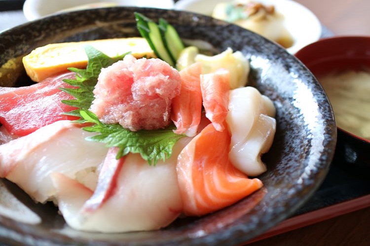 特典1 仮免許学科合格祝い！伊達和さびの豪華な海鮮丼か北海道のソウルフード伊達温泉のジンギスカン鍋のどちらかご希望のランチにご招待いたします。
