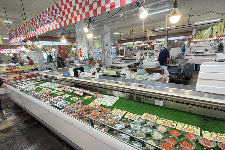 特典2 卒業後、希望者には寺泊魚の市場通り(魚のアメ横)観光送迎